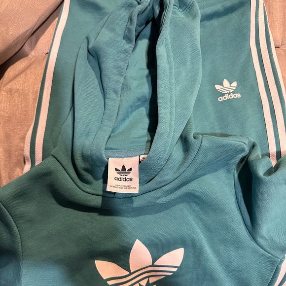 Kids, Adidas trifold sweatsuit good condition - Picture 3 of 4